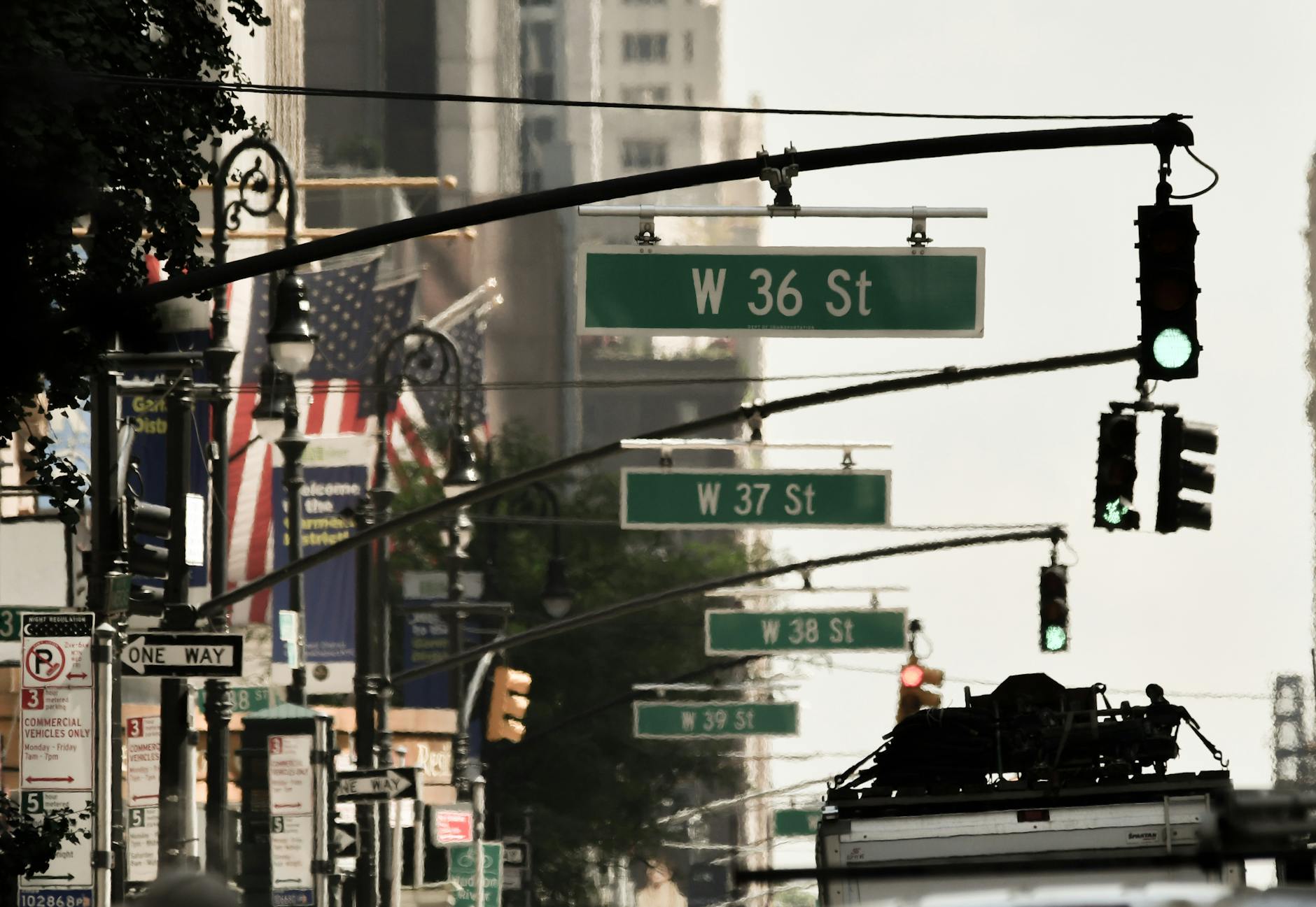 Majówka w Łaziskach Górnych - rodzina świętująca na pikniku w parku