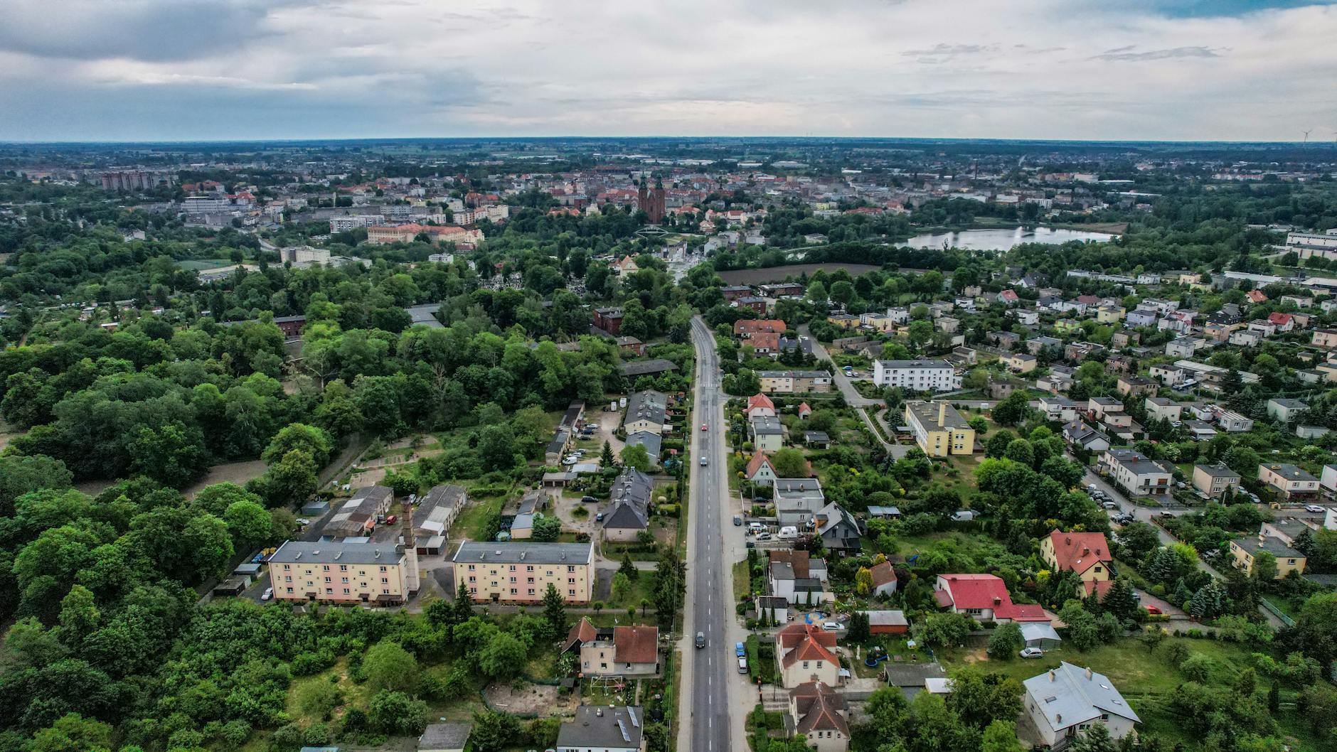 Grafika przedstawiająca wykresy i liczby związane z analizą danych GUS dla Łazisk Górnych.