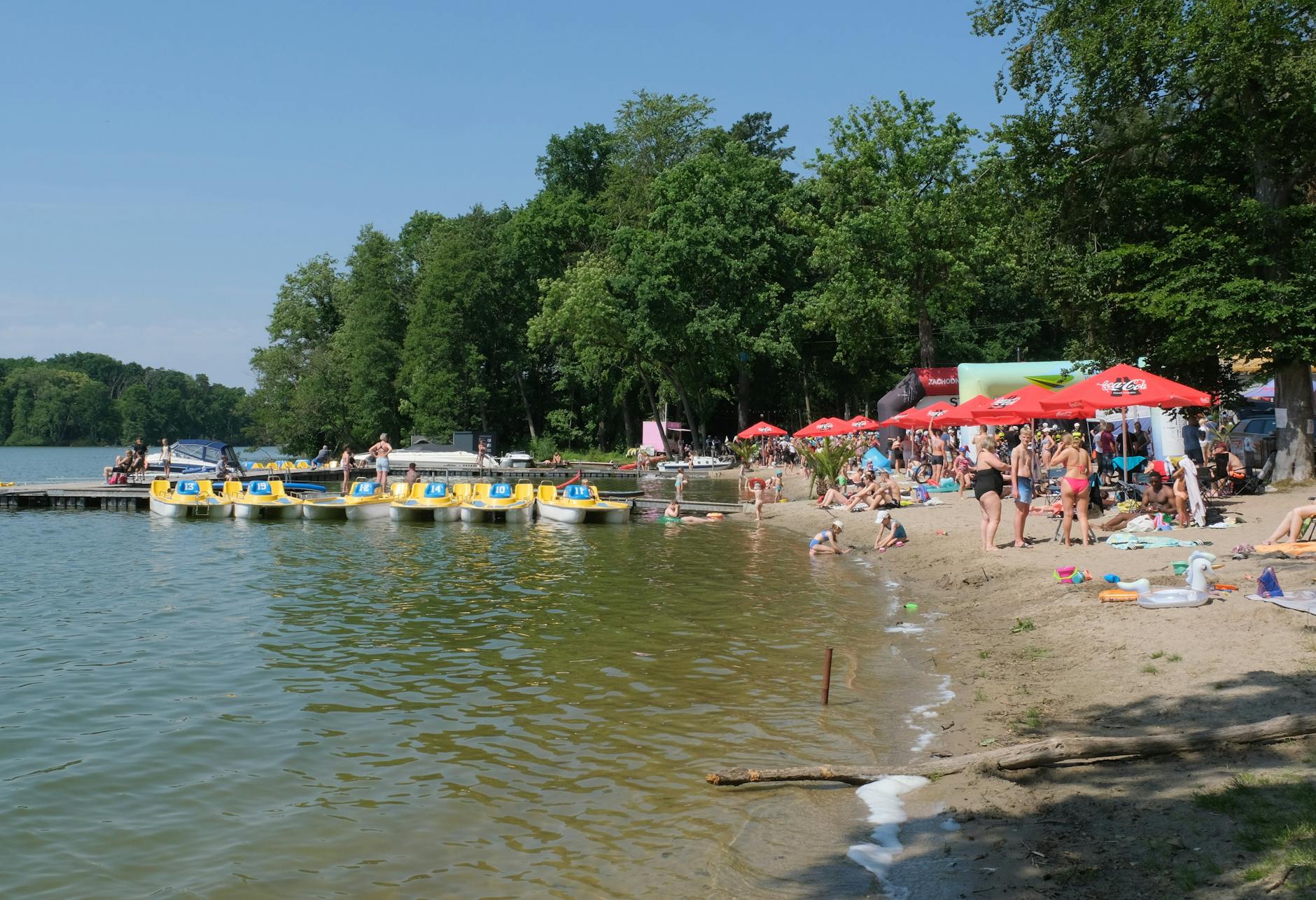 Majówkowa atmosfera w Łaziskach Górnych – mieszkańcy cieszący się długim weekendem i wiosenną pogodą.