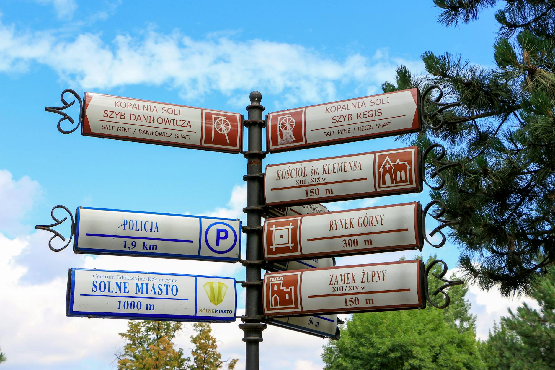 Zdjęcie panoramy przemysłowej Łazisk Górnych z kominami elektrowni w tle